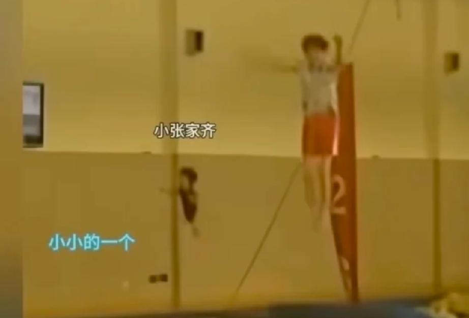 不知道张家齐的妈妈肖英杰看到张家齐这些训练的照片会不会心疼，4岁的孩子大多都还在