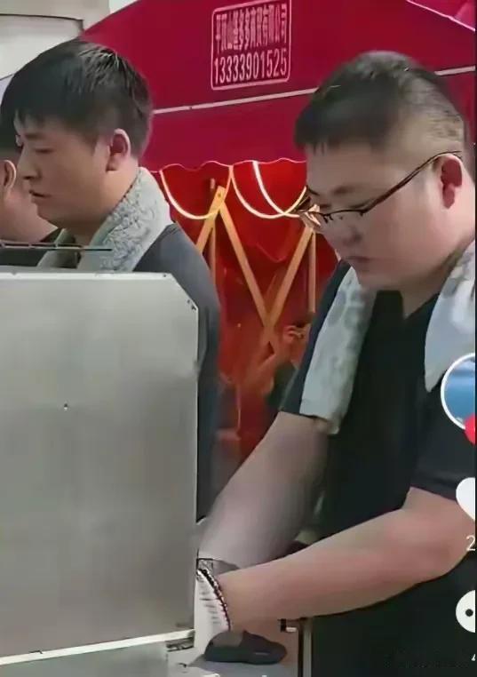 人一夜之间突然爆火，连他自己都想不到是为什么。河南平顶山的烧烤摊主陈杰，因为