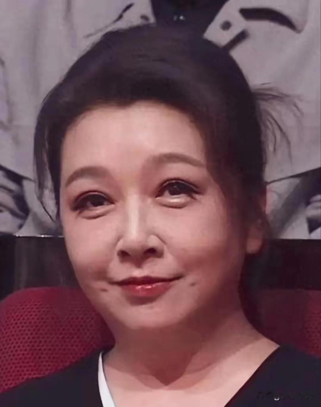 57岁江珊出席节目！面部肌肉僵硬，眼袋明显医美痕迹明显！