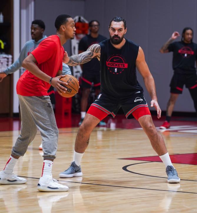 与之前的所谓“5大阵容”相比，现在火箭队的首发阵容更合理了。火箭队的首发阵容不仅