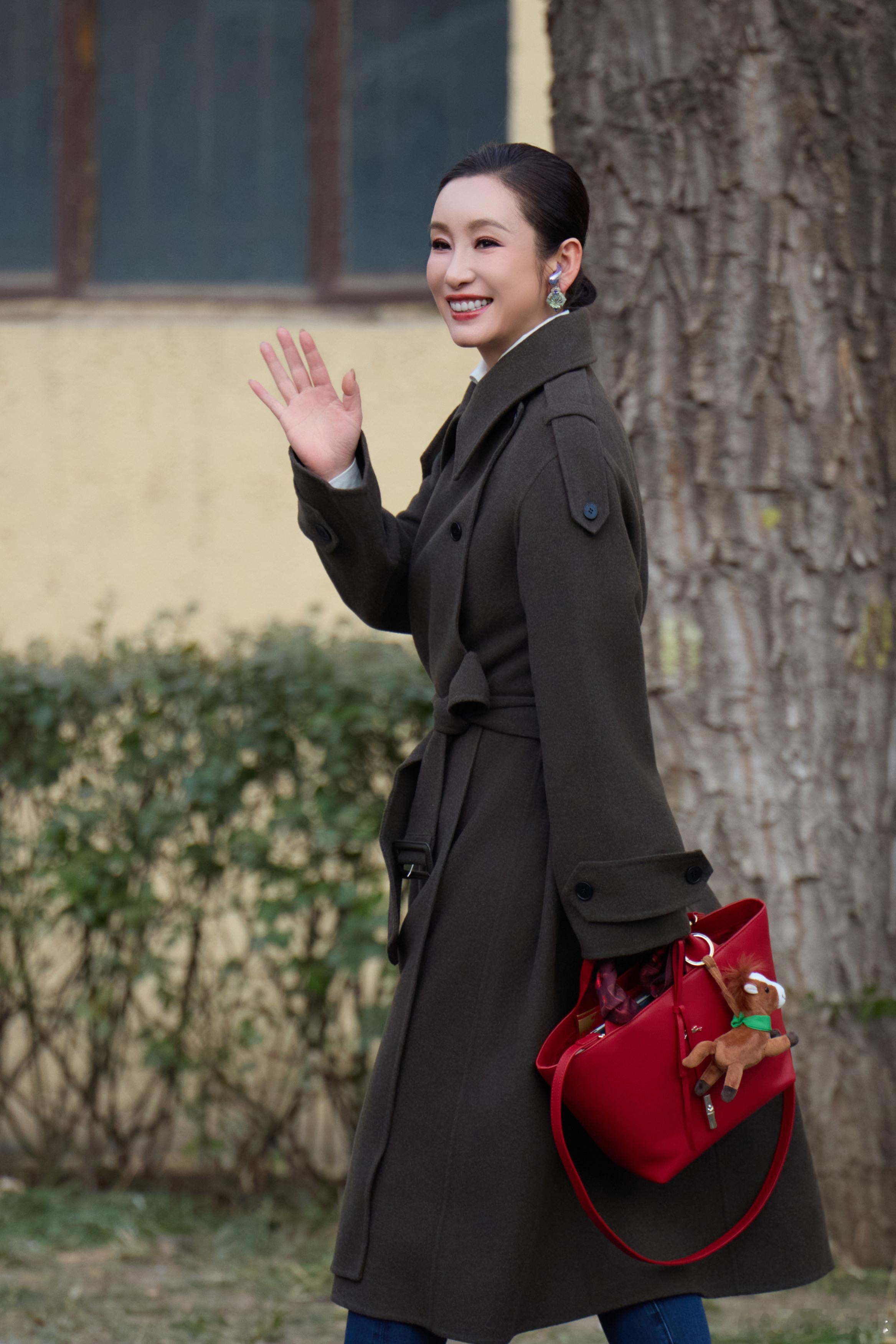 秦海璐春晚联排大衣好飒亮相央视春晚第五次联排路透来了，身穿大衣，妆容精致，包上