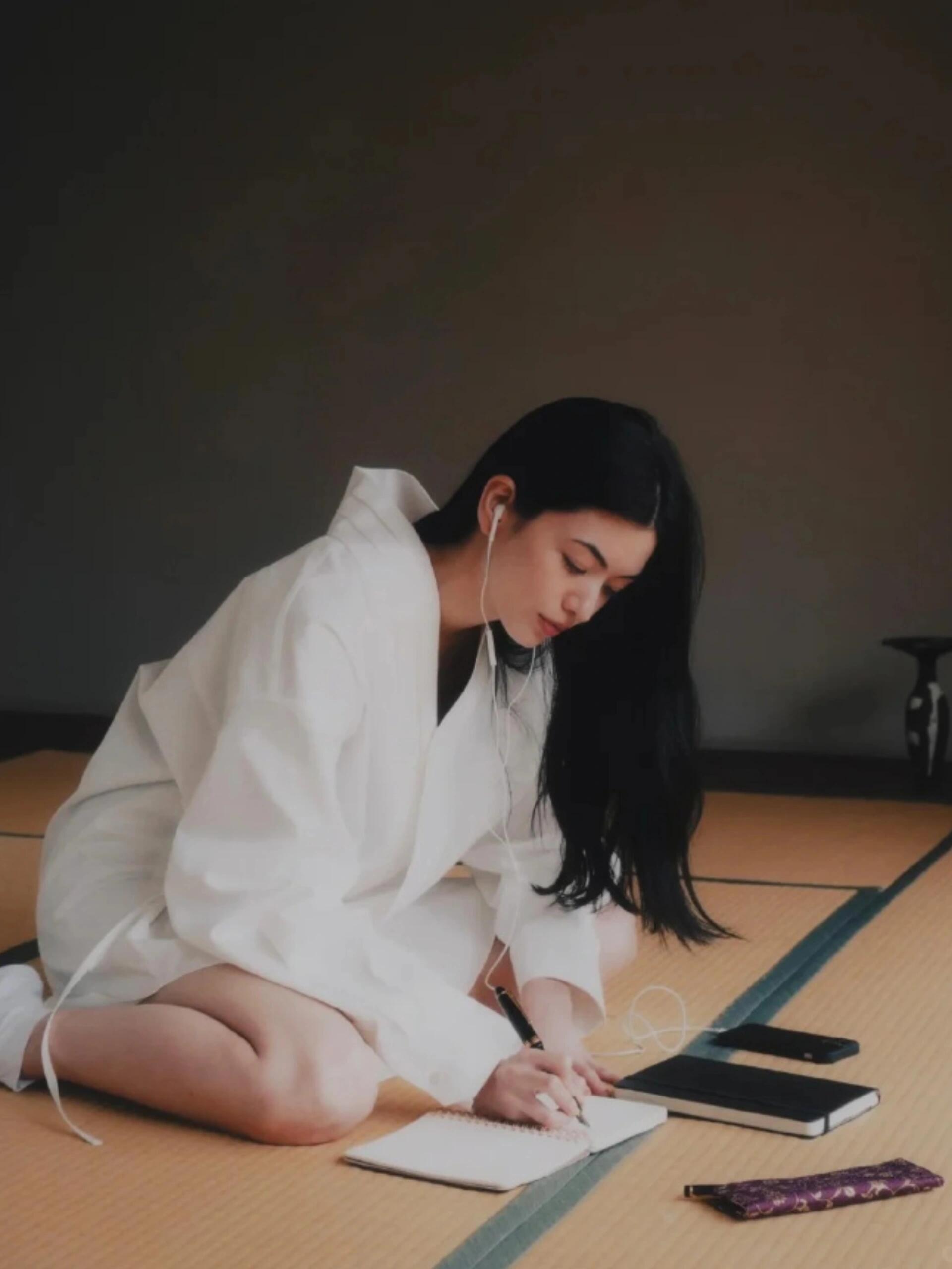单纯想夸一下吴建豪新婚妻子的美貌！据台媒，吴建豪与新婚妻子荒卷绘美(EmiAr