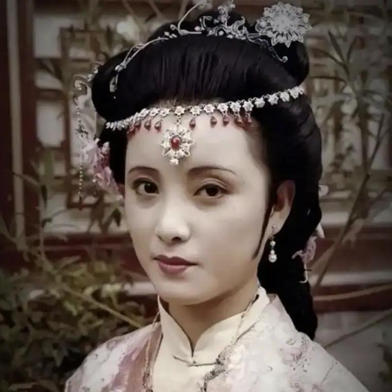 红楼梦消失的400字：那一晚在天香楼，秦可卿的丫鬟瑞珠看见了什么，宝珠又猜到了什