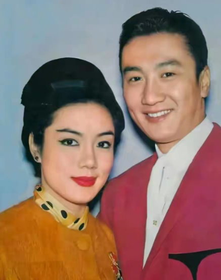 年轻时的谢贤风流倜傥，英俊帅气，长得真好看！关键是找的女友个个都是绝色佳人！