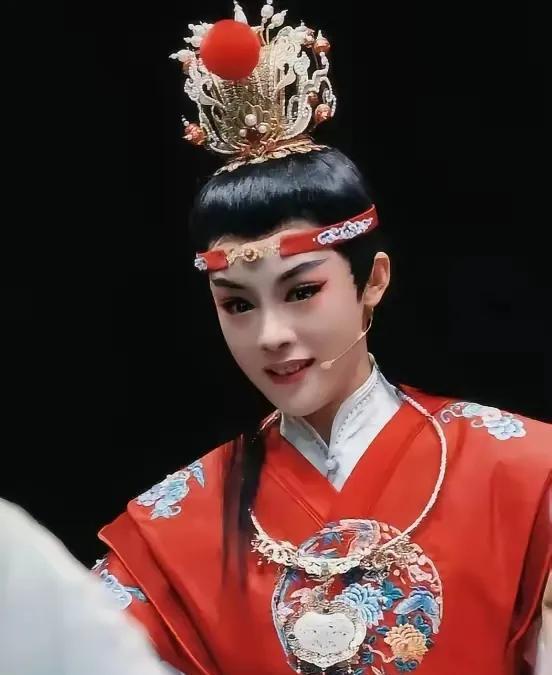 作为中国传统文化传承人，陈丽君，就不应该参加《乘风破浪的姐姐》，这不，过度娱乐消