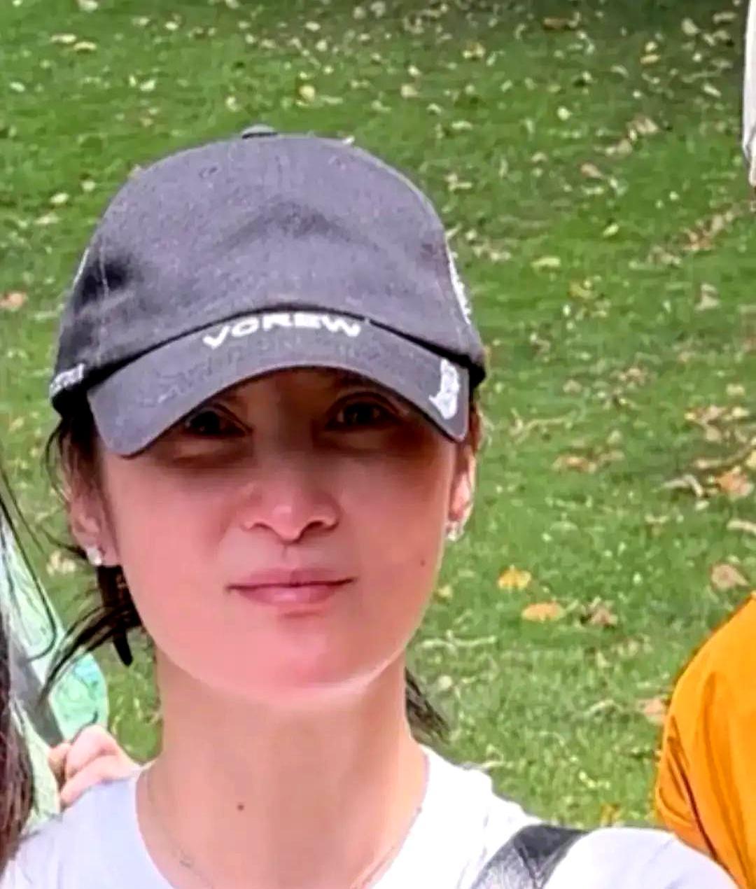 55岁陈建斌，新西兰街头，直接蹲在马路牙子上啃汉堡。旁边的蒋勤勤，脸被太阳晒得