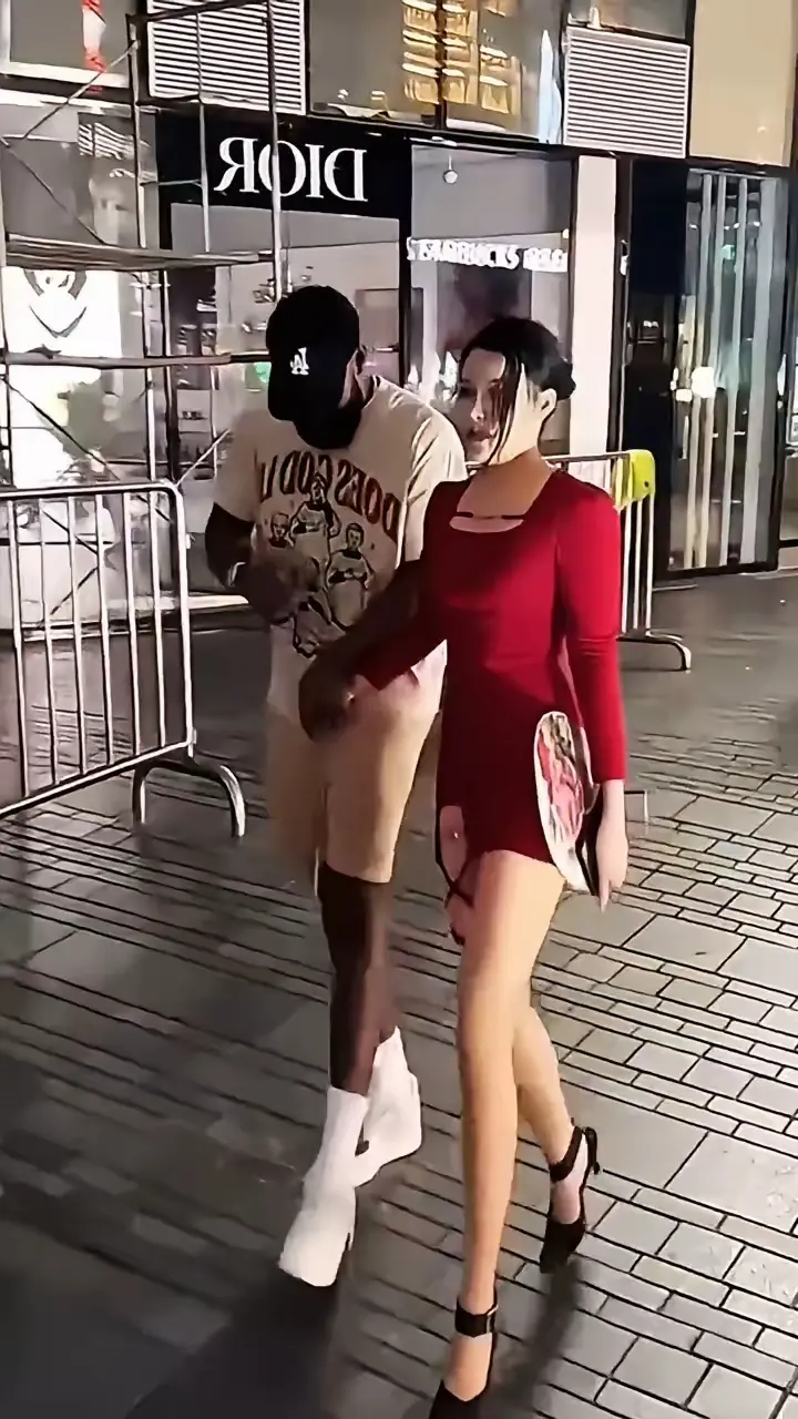 黑人留学生带女朋友逛街。