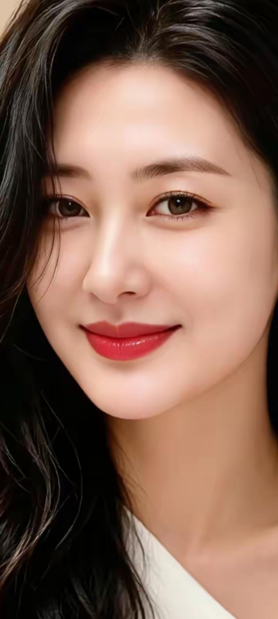 温柔甜美的微笑，红唇与黑发的完美搭配，散发着优雅与自信的气息。