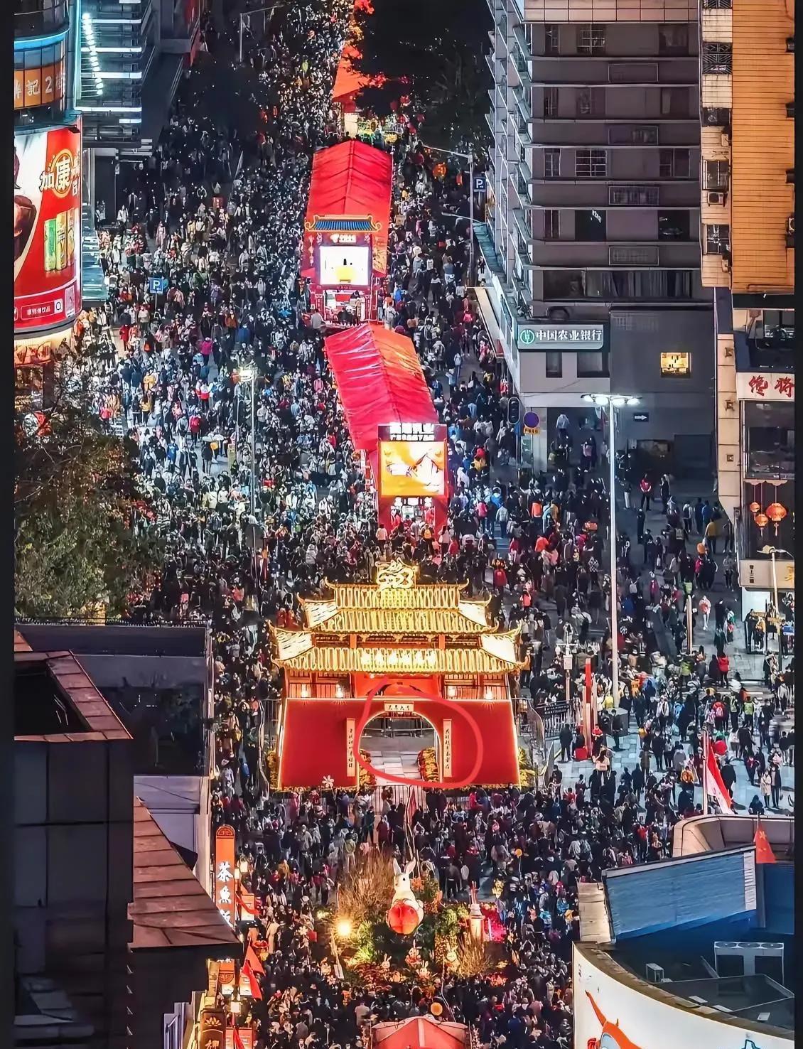 五一这个假期，我国又被外国游客捧上了天花板。在游客最密集的景德镇和孝感等小城市