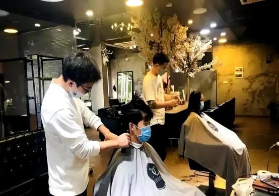 全国理发店陷入倒闭潮，并不是因为缺顾客，而是自己把自己搞垮了理发店正在批量倒