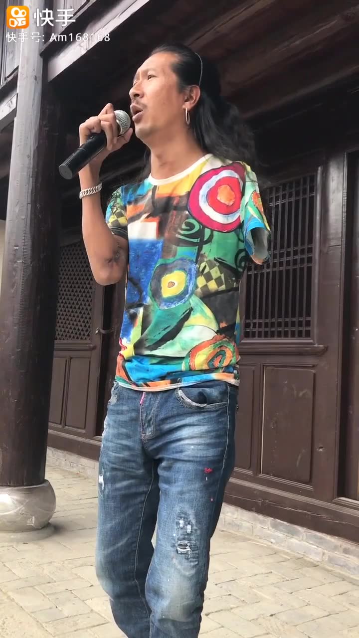 街头拍摄的流浪歌手