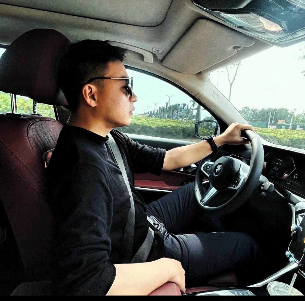和老公开车去外地，电话响了，他摁了免提，听声音是他的一位男性朋友。对方问：在
