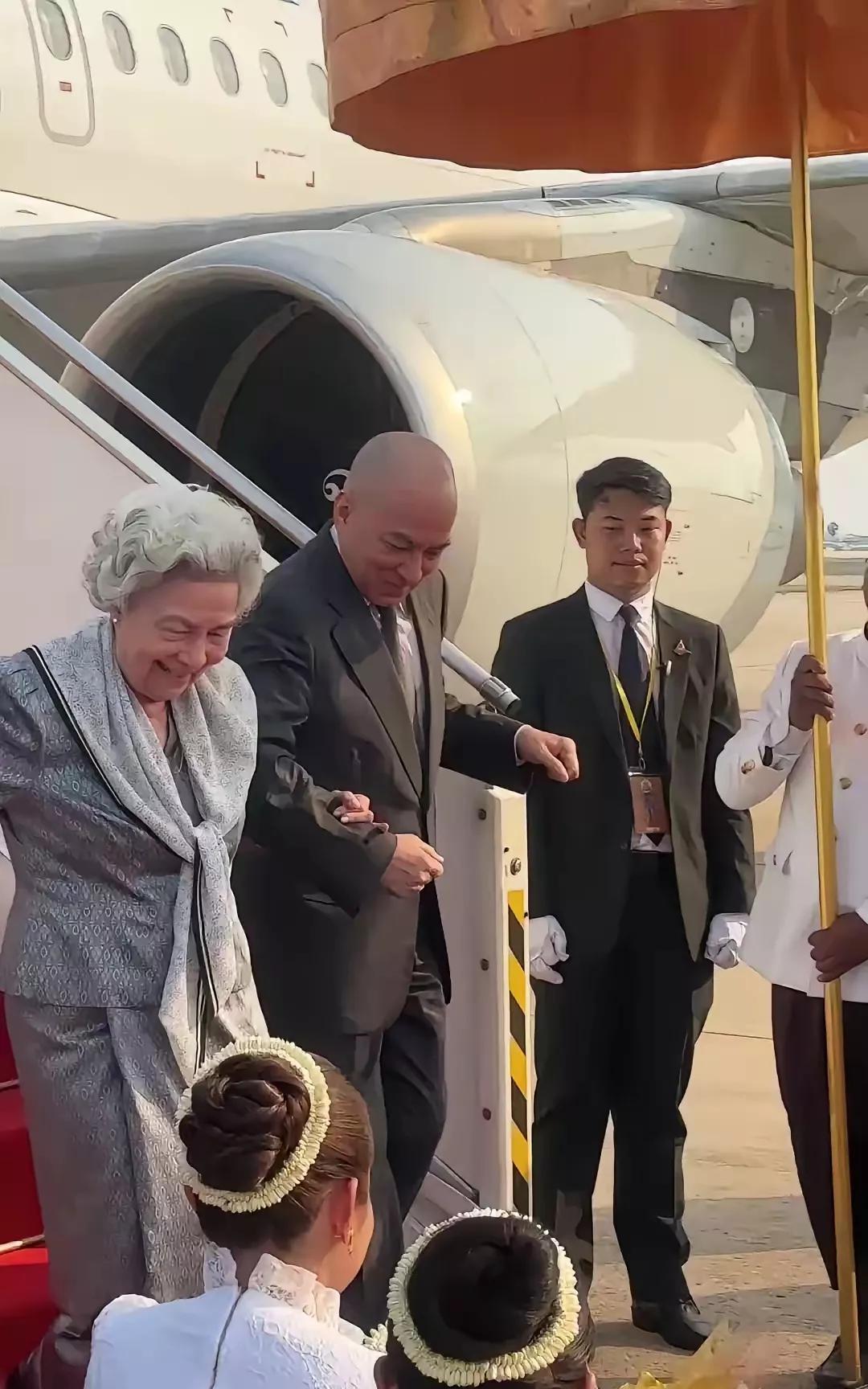 柬埔寨的莫尼列太后是一个多么幸福的老太太，可以说是全世界最幸福的老太太吧。莫尼