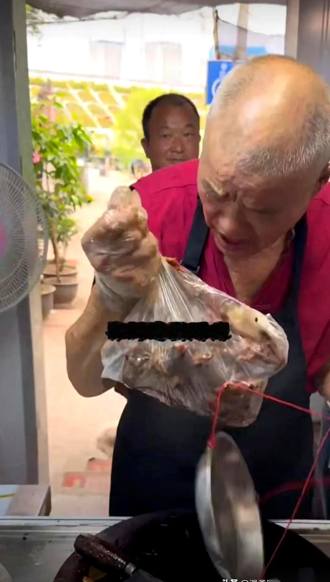 那个连问个价都要挨骂的网红卤肉店，终于关门了！不仅关门了，大家还发现，你排队排