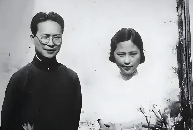 1942年，女作家沉樱正怀着第三胎，听说丈夫把全部积蓄三万元，拿去给女戏子赎身。