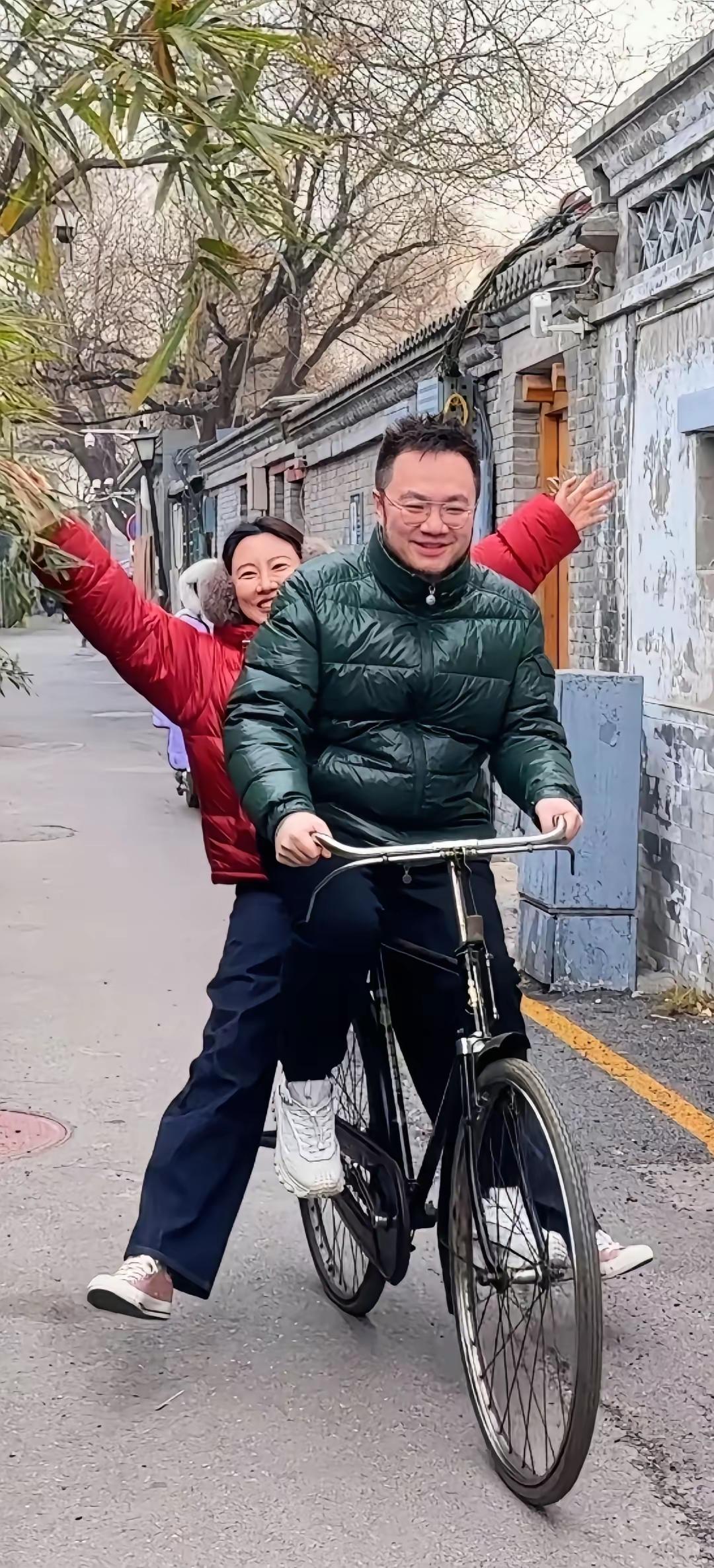 巴图和他大7岁的妻子博古，骑着复古二八自行车逛遍北京城，一路欢声笑语，仿佛瞬间回