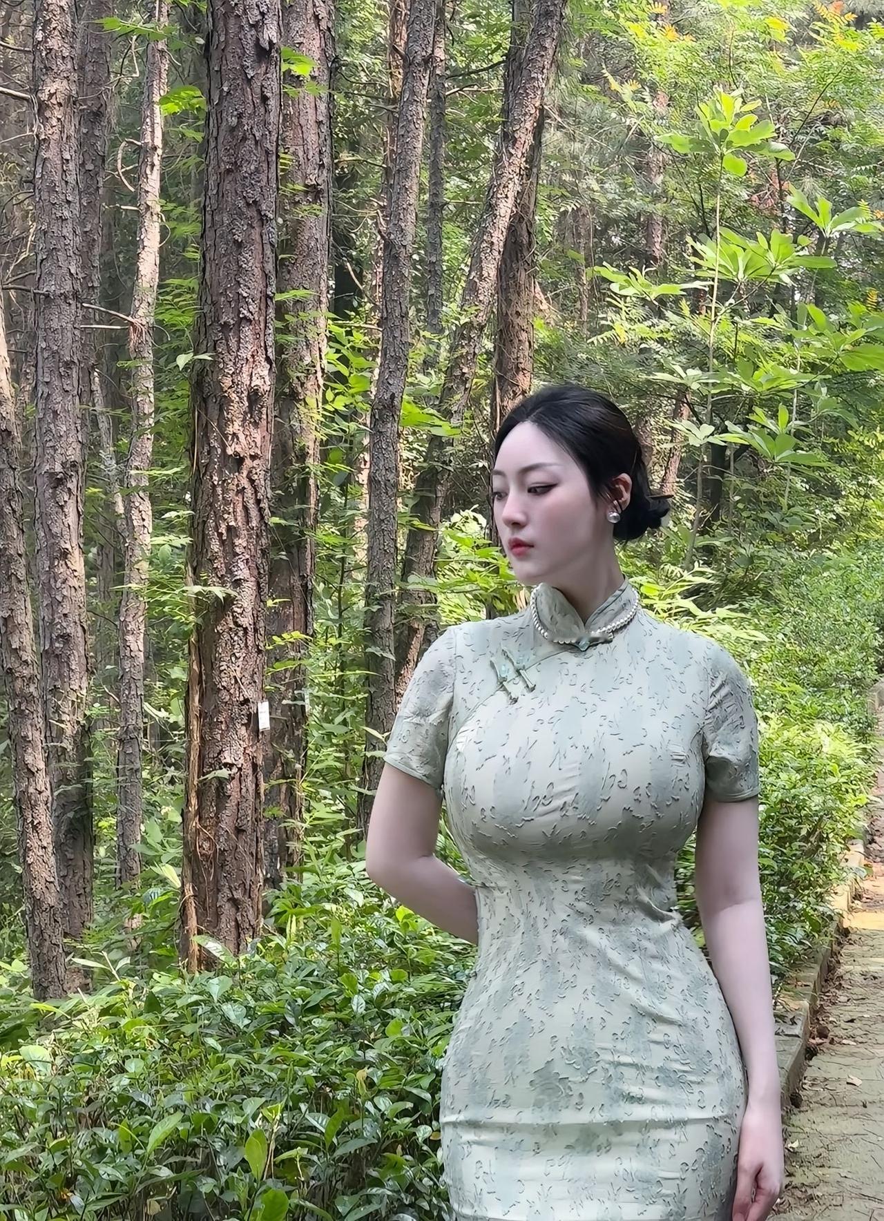 复古韵味:修身浅绿旗袍在自然秘境中的温婉呈现江南风旗袍照