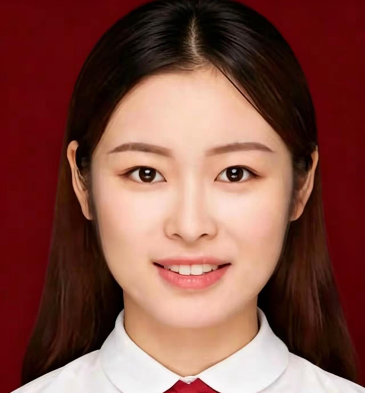 李莎，女，四川巴中人，共青团员，华南理工大学新闻与传播学院2019届本科毕业生，