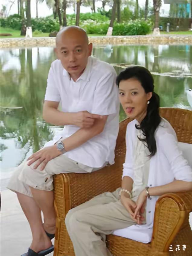 没想到车晓也喜欢伸舌头。这应该是2009年拍摄电影《非诚勿扰》的花絮照片。