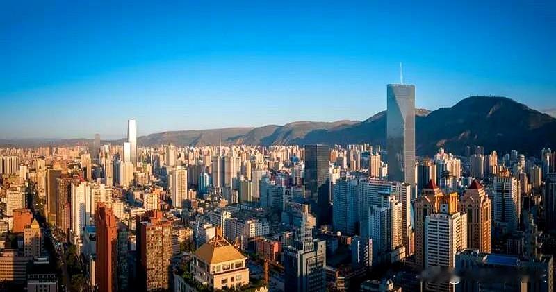 兰州楼市这两年，最扎眼的不是涨不涨，而是“扛不扛得住”。城关区那些曾经被捧得很