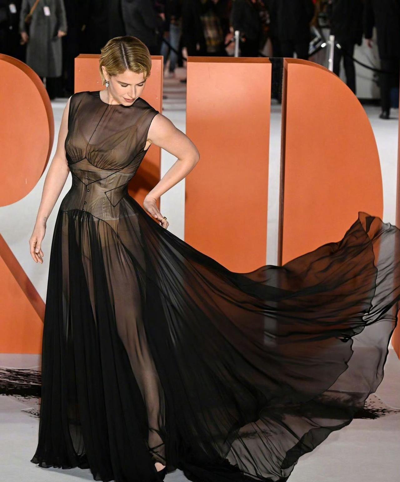 别轻易模仿。你看到的是“破烂”，杰西·巴克利穿出的是“艺术”。在巴黎的高定秀