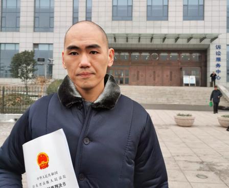 太揪心了！山东16岁学霸班长被刑讯逼供，硬生生被逼认下杀人罪名，蒙冤坐牢整整