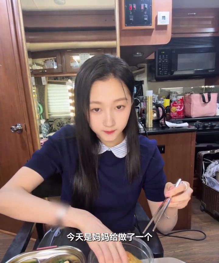 晴也的午饭时间。这是妈妈新的健康餐。现在就是晴也的午饭时间，今天是妈妈给做了一