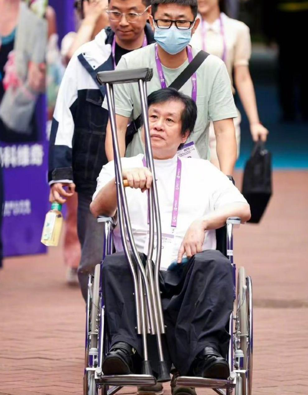 本来应该从从容容游刃有余,现在是匆匆忙忙连滚带爬。这句话,成了《星星点灯》郑智化