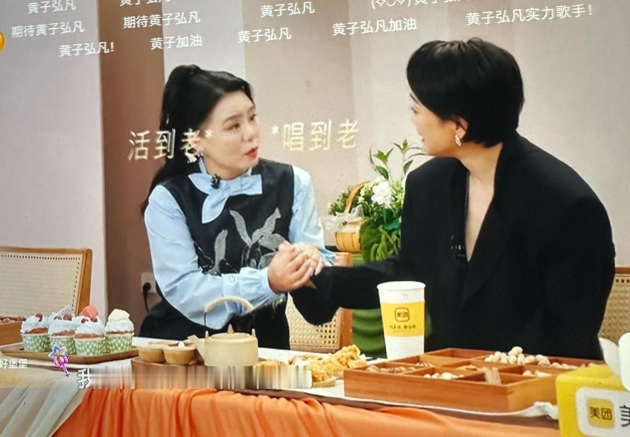 笑死，歌手后台竟然秒变追星现场！齐豫是毛阿敏的偶像，龚琳娜是毛阿敏的粉丝。在歌
