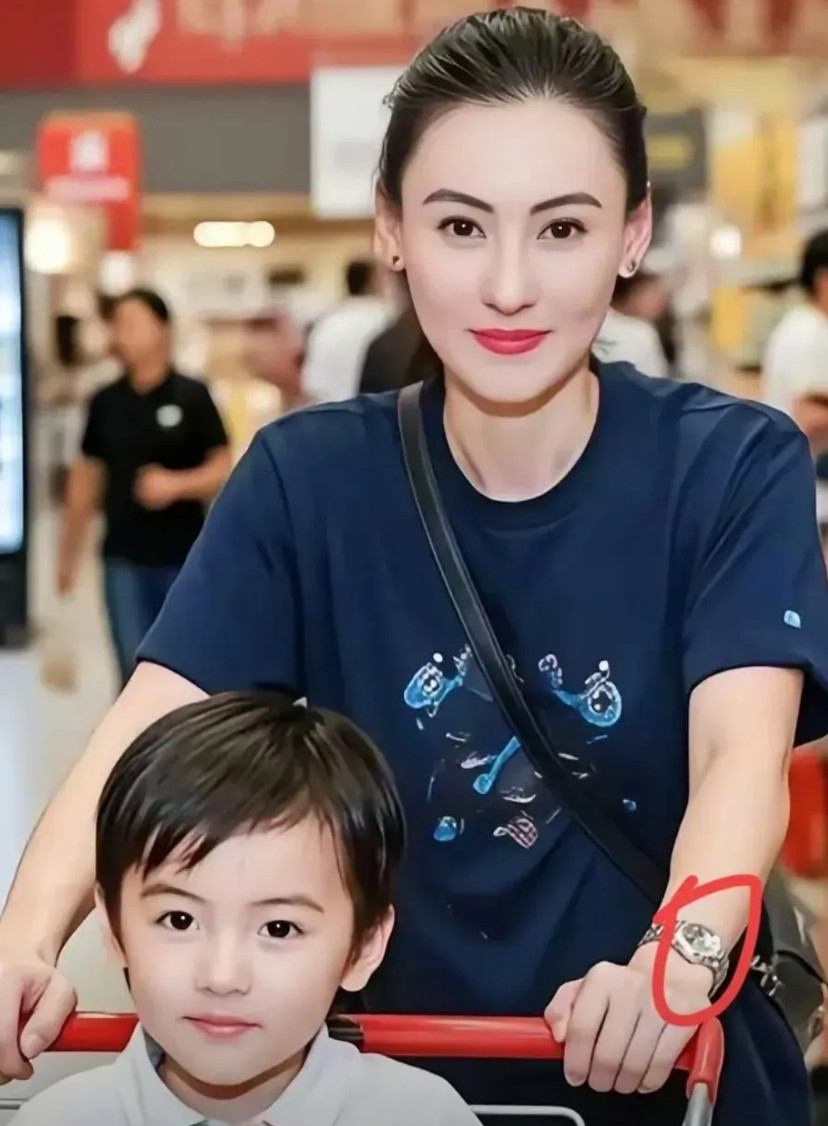 关于张柏芝的孩子大家有没有发现一个奇怪的点！三个孩子性格完全不同，老