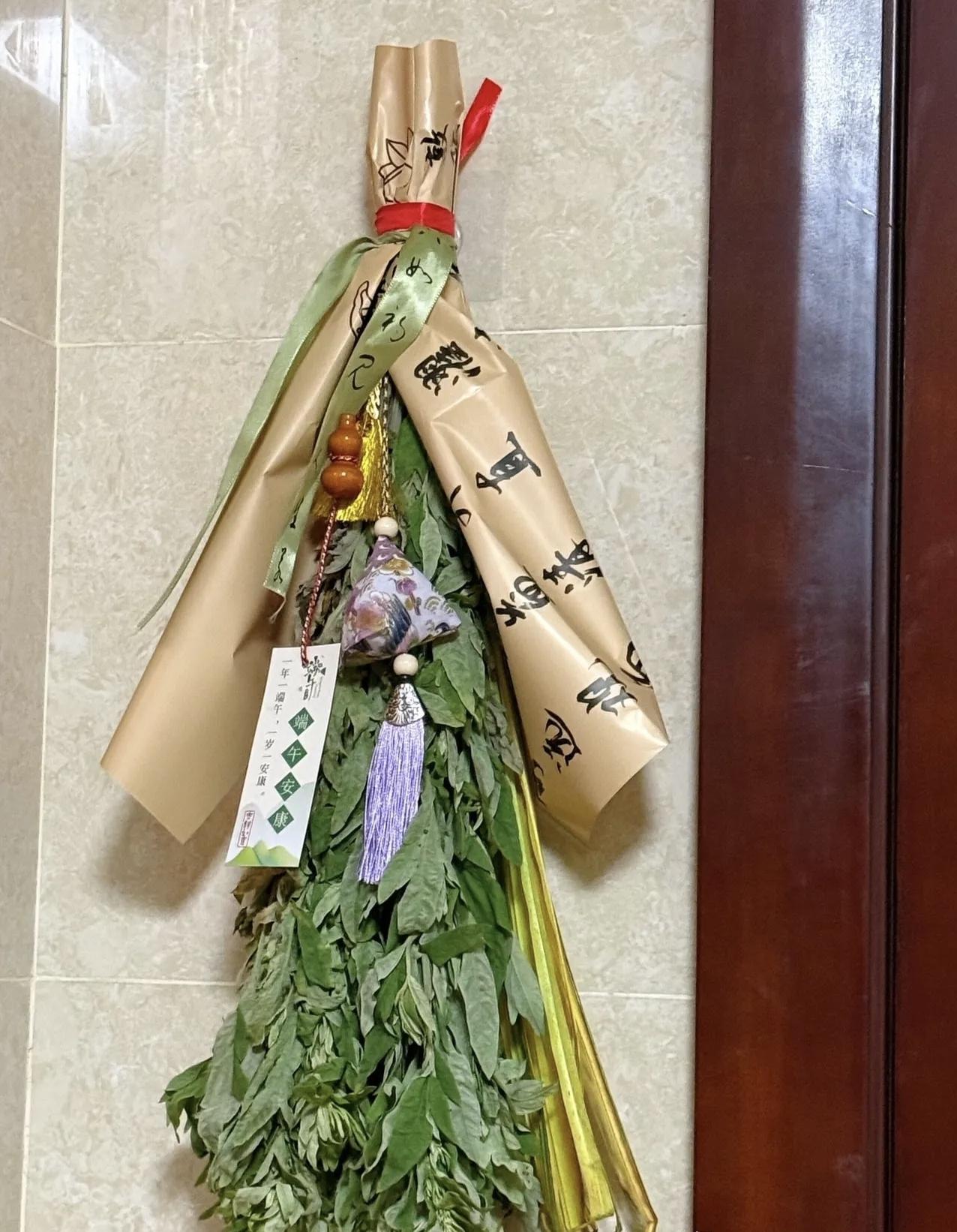 临近端午，发现一个颇有意思的现象：年轻人抢着挂艾草，五花八门。感觉传统节日真