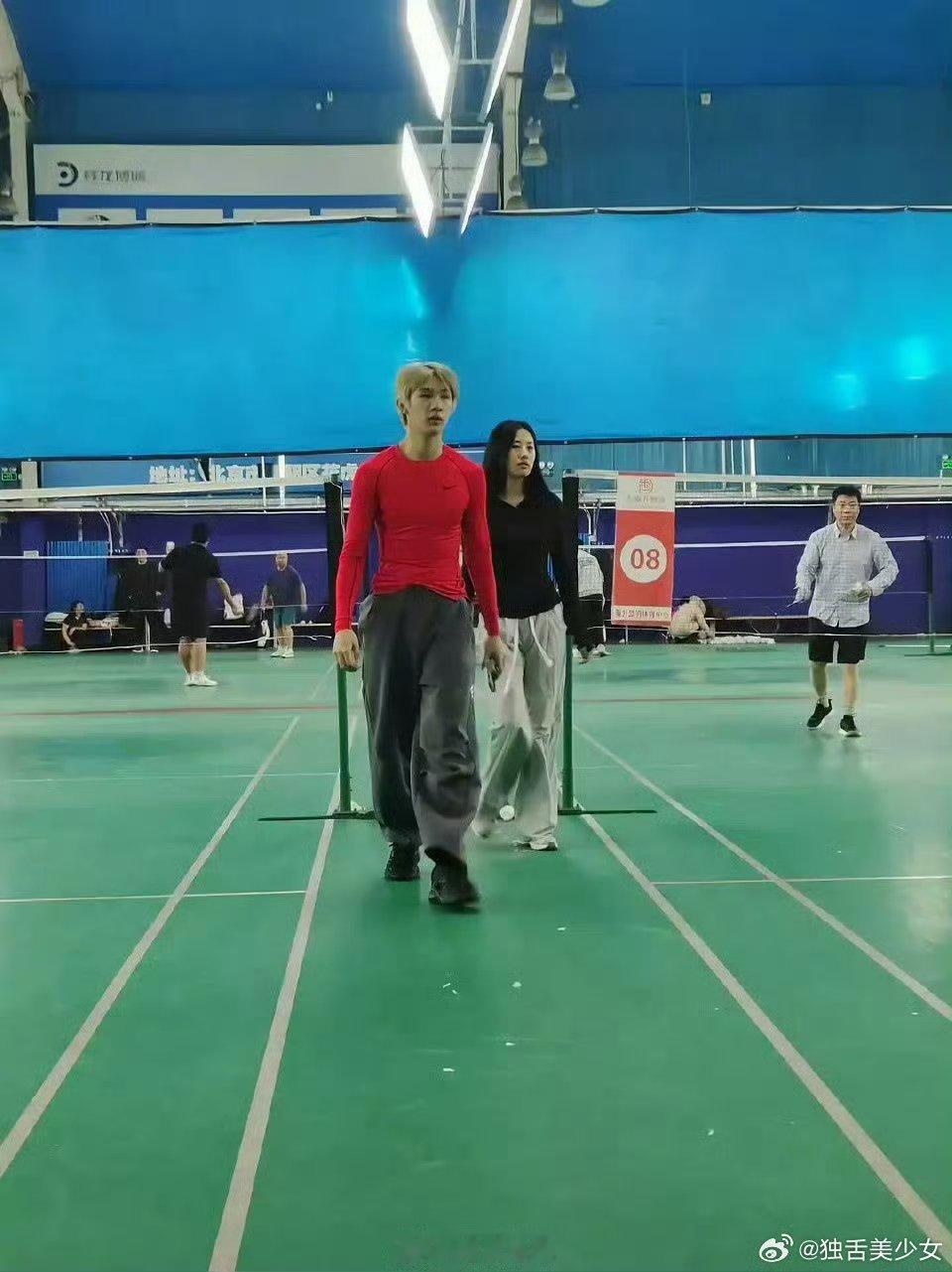 荣梓杉黄毛红秋衣荣梓杉冲女生身上杀球造型亮眼与否无关紧要，关键是行为是否得体。