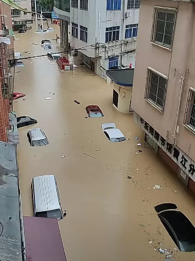 深圳这钱没白花昨天晚上这场雨，我在深圳开车30年，这恐怕是唯二的雨量级别，最大