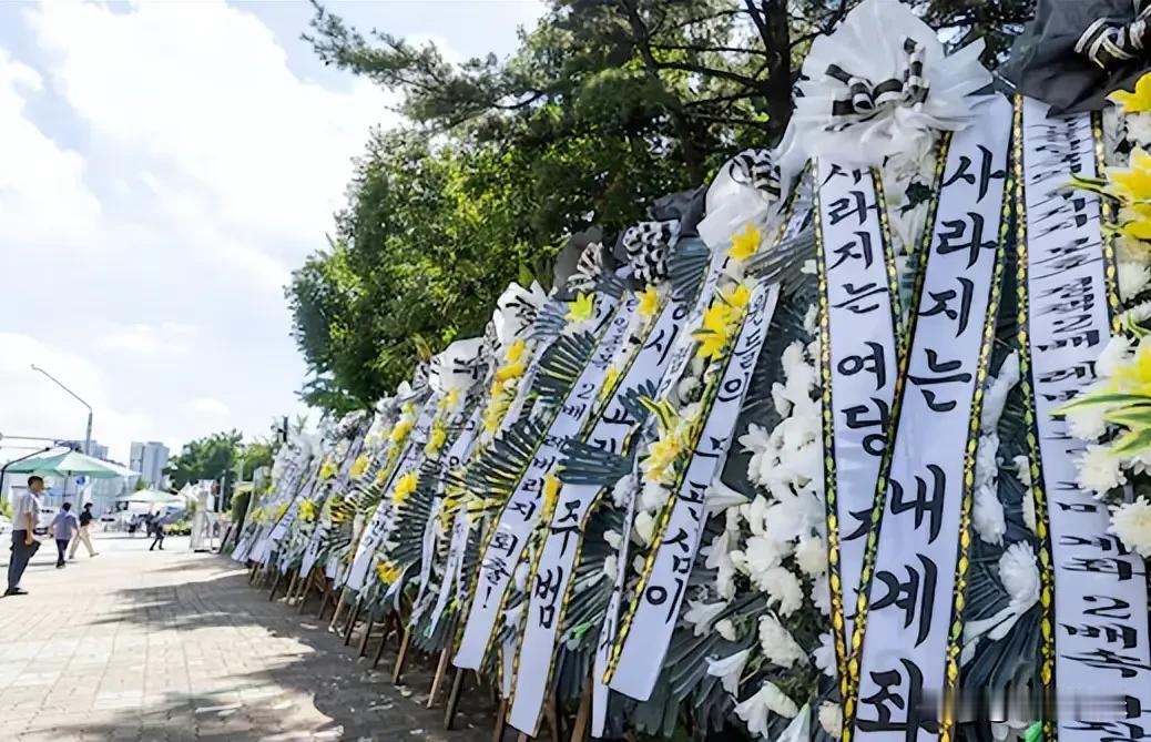韩国股市持续下跌引发股灾，民众集体抗议政府。个人认为这是“不合时宜”的，因为韩国