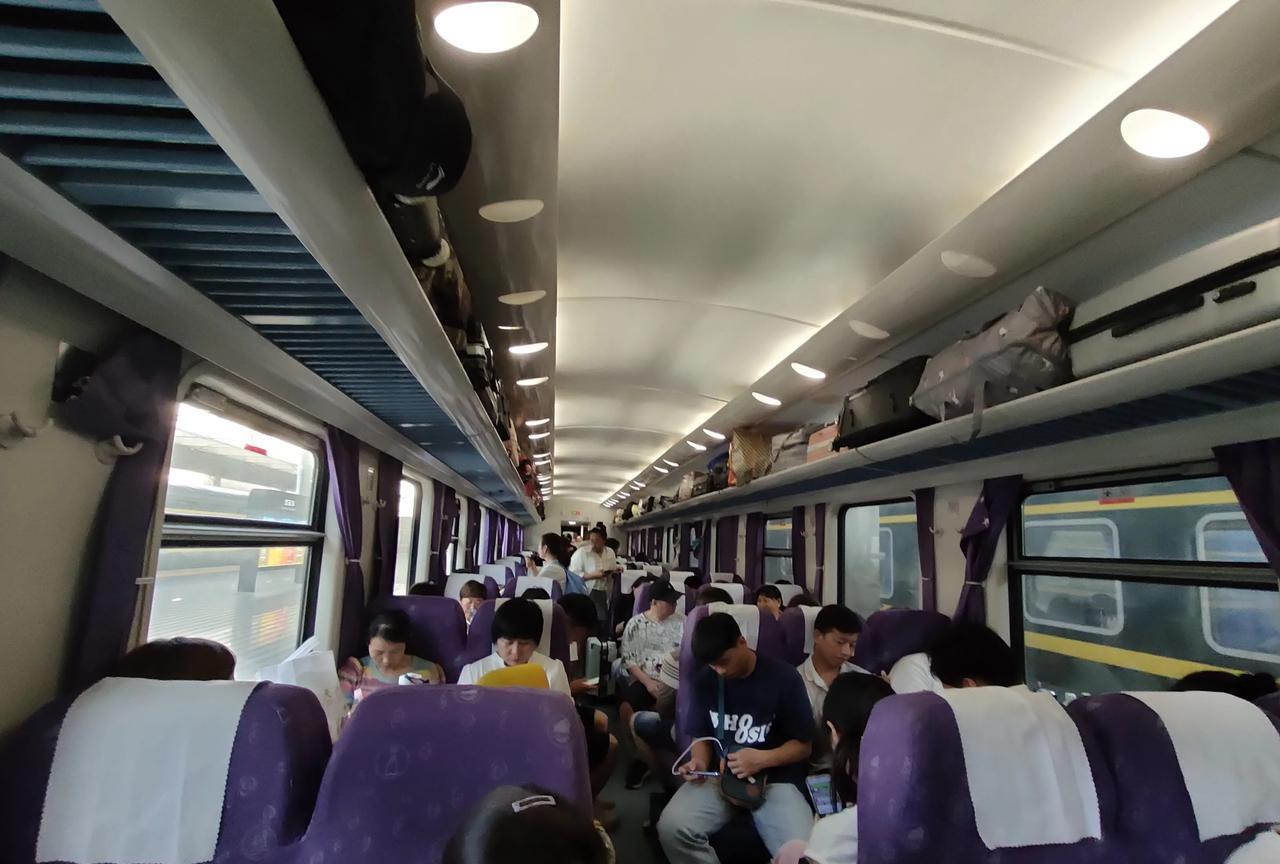 西安到平凉的火车全部都是过路车，记得2016年刚刚开通的西安直达平凉的火车线路，