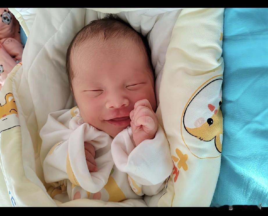 大家发现没？刚出生的婴儿基本都是这个模样儿，大同小异。刚出生抱出来，婴儿大多闭