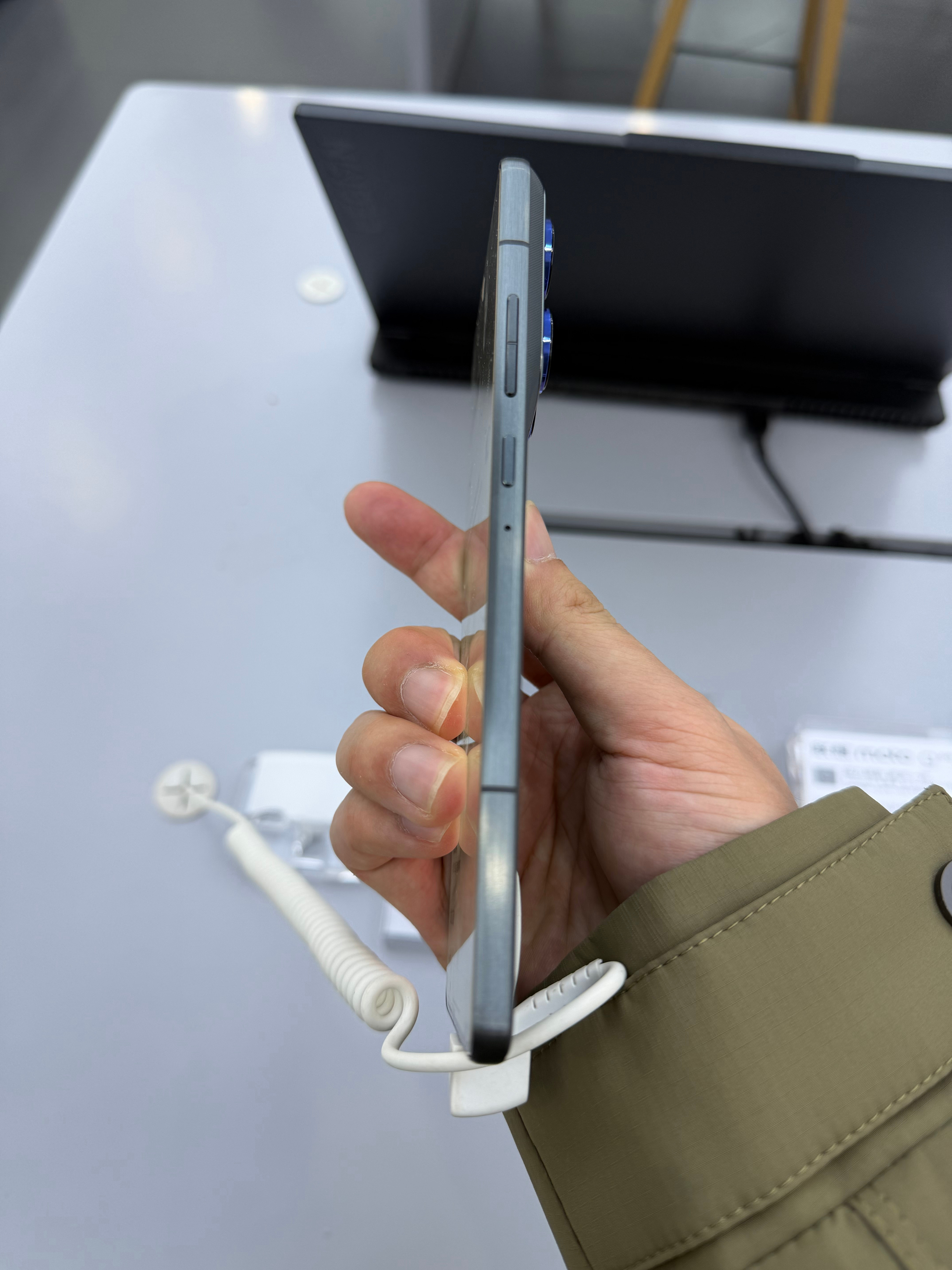 昨天在京东之家线下店看到了摩托罗拉的Air机型——联想motoX70Air，