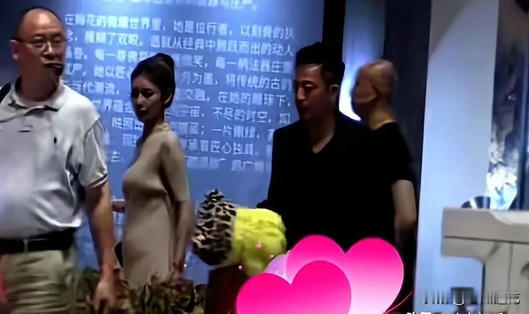 这个女人穿衣服也是不分场合，不是穿袒胸露背装，就是穿这种紧身的，去年天津穿的短裙
