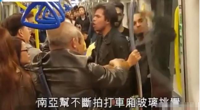 香港地铁内，3名醉酒的印度青年围住一名19岁女孩并出言骚扰，危急时刻，一名普通香