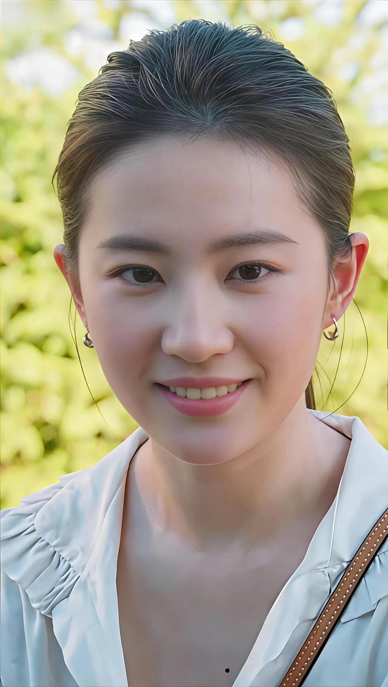 阳光下的微笑，清新自然，元气满满的一天！🌞😊