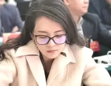 章子怡被骂断崖式衰老后, 还敢素颜开会, 给“不服老”明星上一课