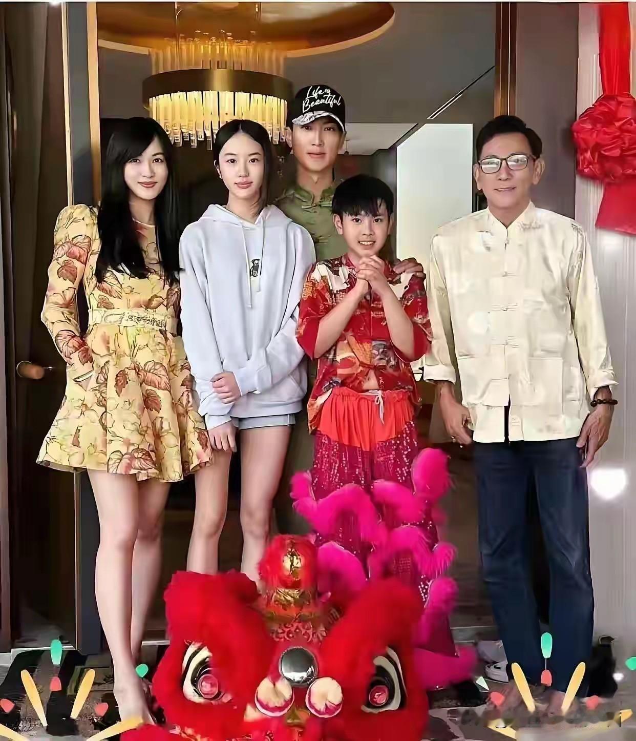 这一对明星夫妻的颜值真高，男的风度翩翩，个子高挑，英俊迷人，女的气质优雅，知性大