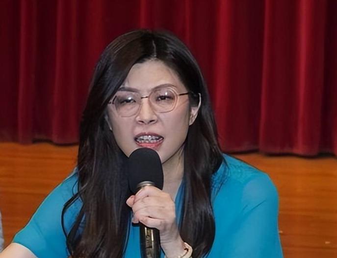 郑丽文反应快!郑丽文确实有脑子。被问到她想见谁,她没提具体人名,只