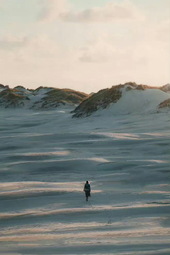 人，只有不再需要去做任何的事，通过任何身外之物和标签，来向自己以及向别人证明自己