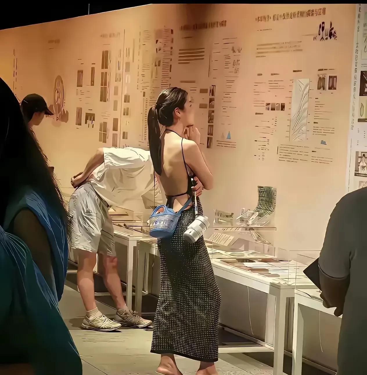 美女穿成这样就出来看展了[滑稽笑]旁边的男人还有心思看展吗[滑稽笑]现在各地不是