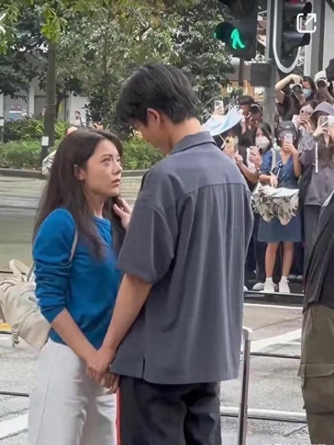 张凌赫和赵今麦拍吻戏，后面全是围观群众，信念感真强😳​​​