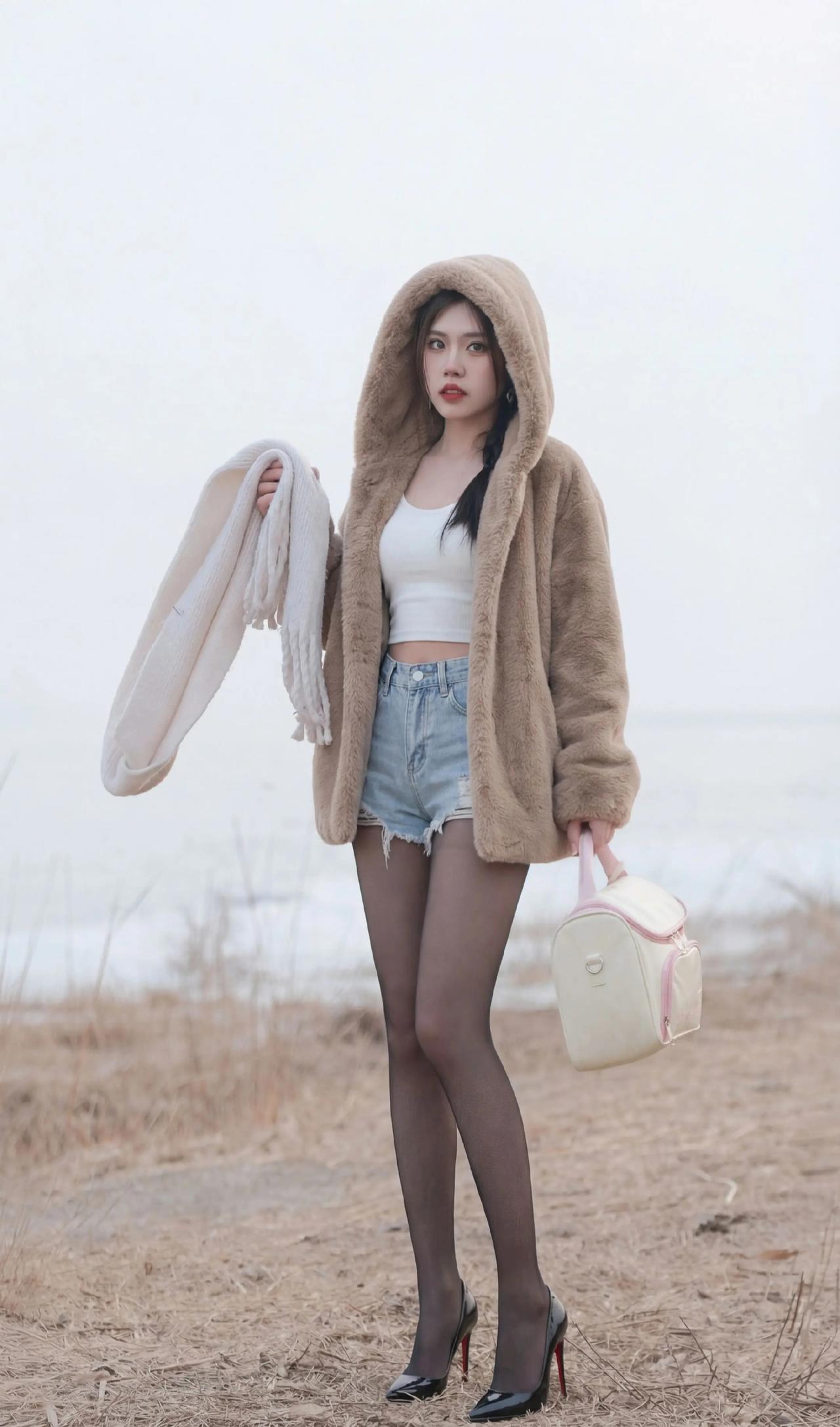 毛绒大衣+短打内搭的碰撞：暖棕毛绒大衣自带慵懒温暖感，内搭露腰白色吊带背心+牛仔