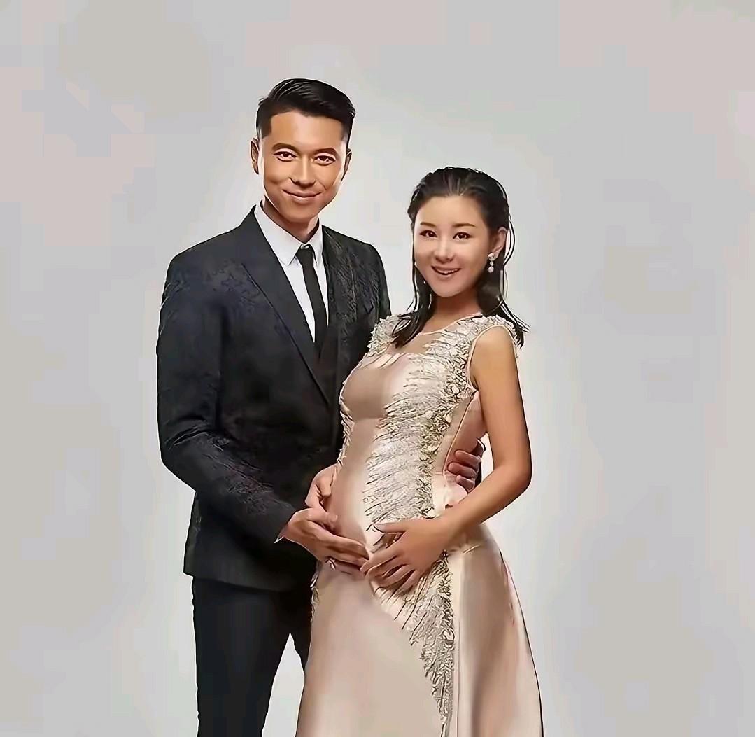 好令人羡慕啊！两个帅气的儿子已经长大，再来个闺女就圆满了。三胎盲盒必开小棉袄，王