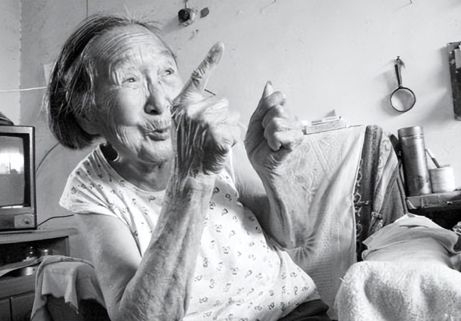 1941年，21岁的女战士莫林被俘，眼看就要被活埋。敌人问：“你认识莫林吗？”莫