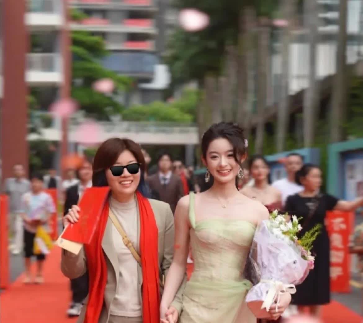 我一直以为黄杨钿甜的名字是因为爸爸姓黄，妈妈姓杨，结果网友一扒才知道，